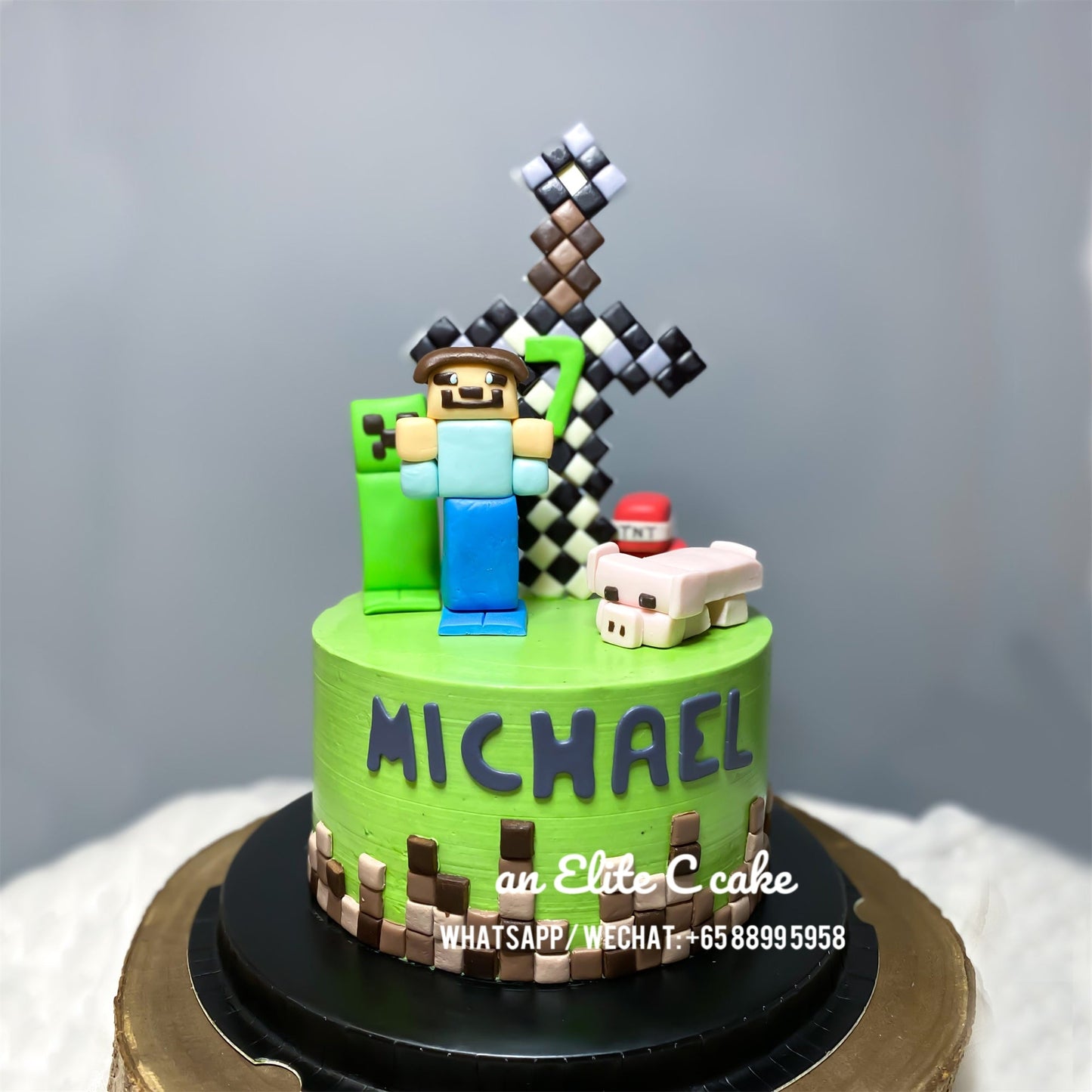 Game Minecraft Inspired Cake: Diamond Friends